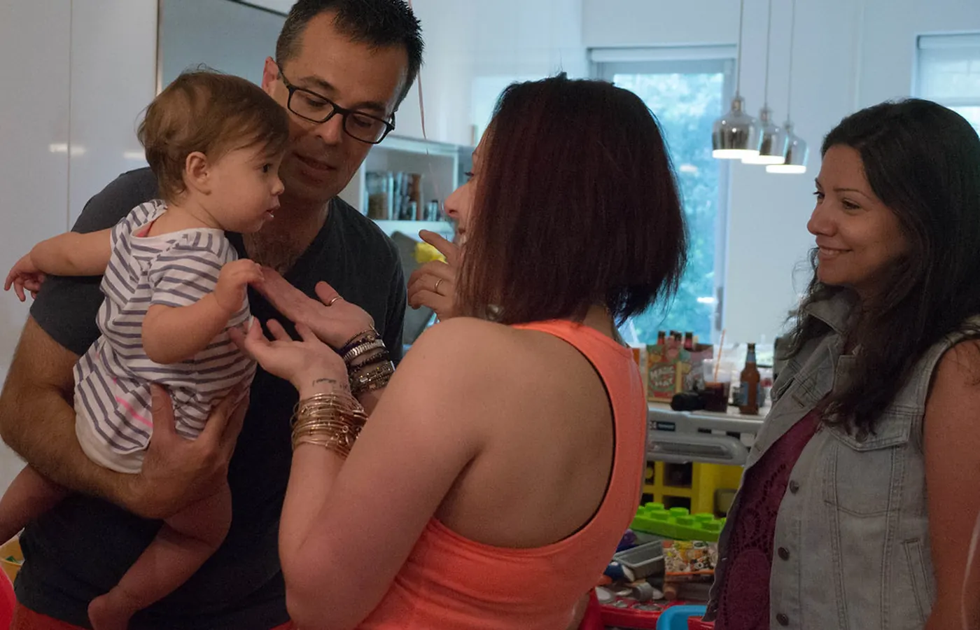 Familia con un bebé en un entorno cotidiano